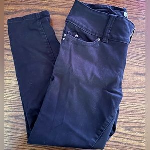 YMI Better Butt Black denim capris